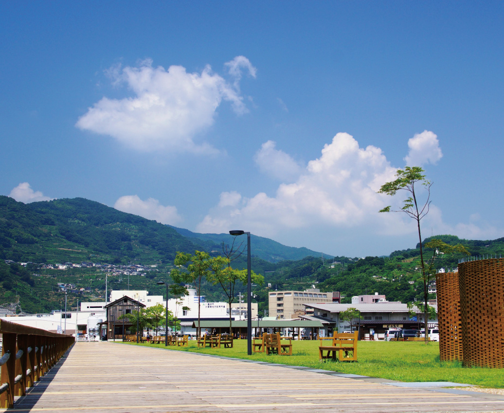 港沿いの遊歩道