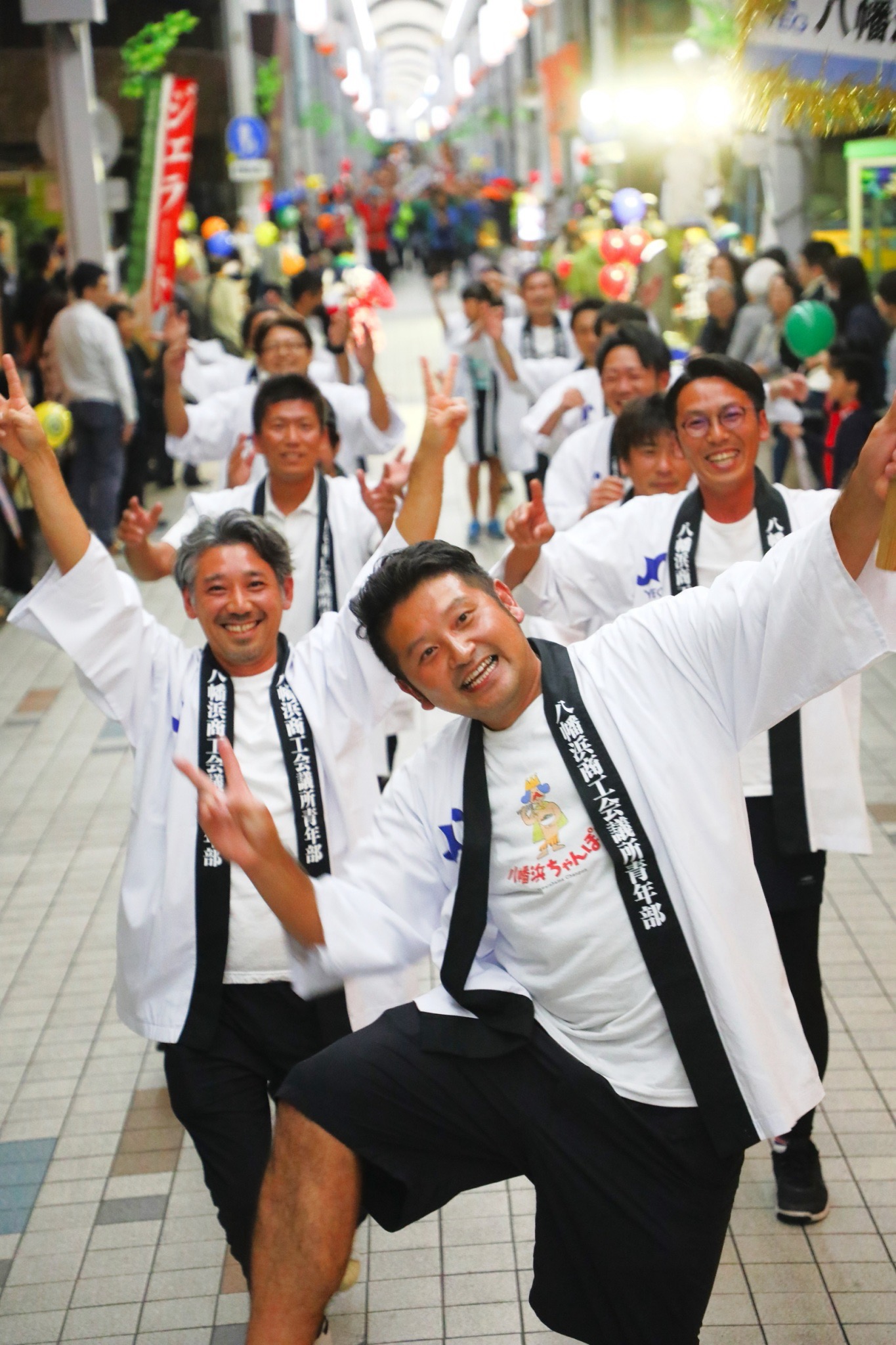夜の商店街、祭りの担ぎ手たち