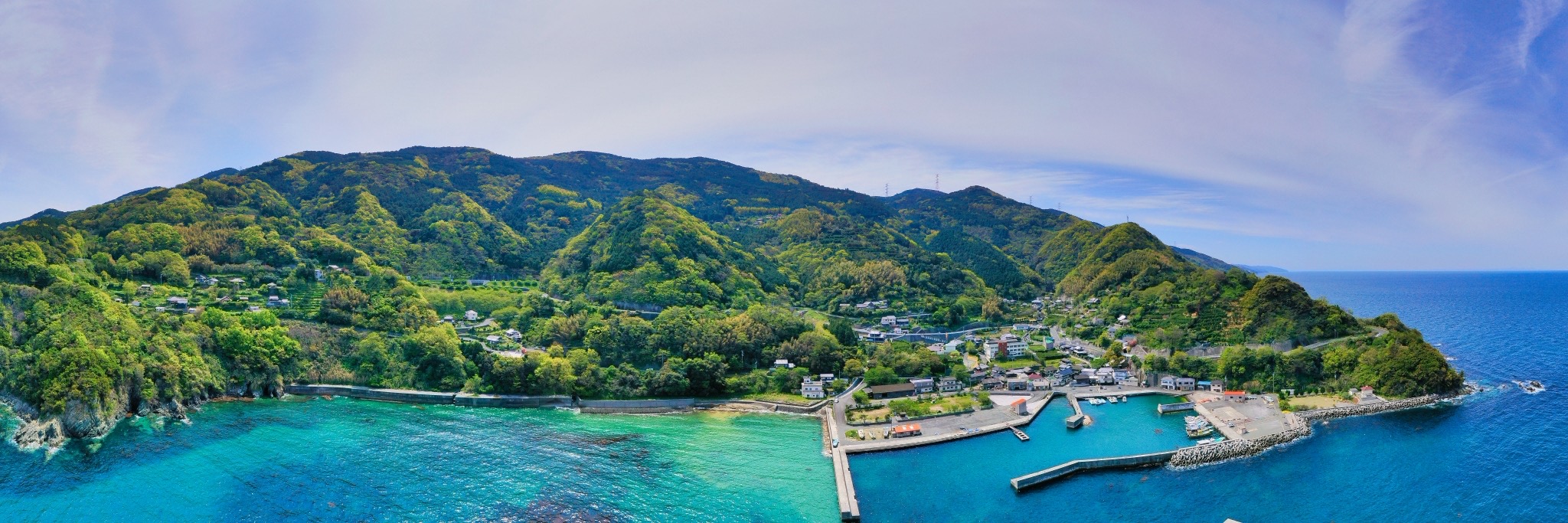 静かな入江と防波堤