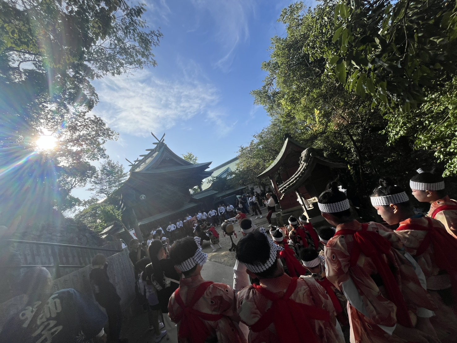 朝日の中、祭り装束の大人たち