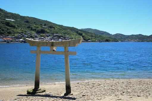 海に立つ鳥居、静かな入江