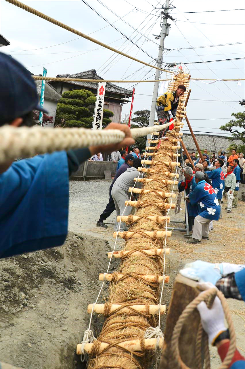藁で編まれた柱を引き上げる、柱祭りの担ぎ手たち