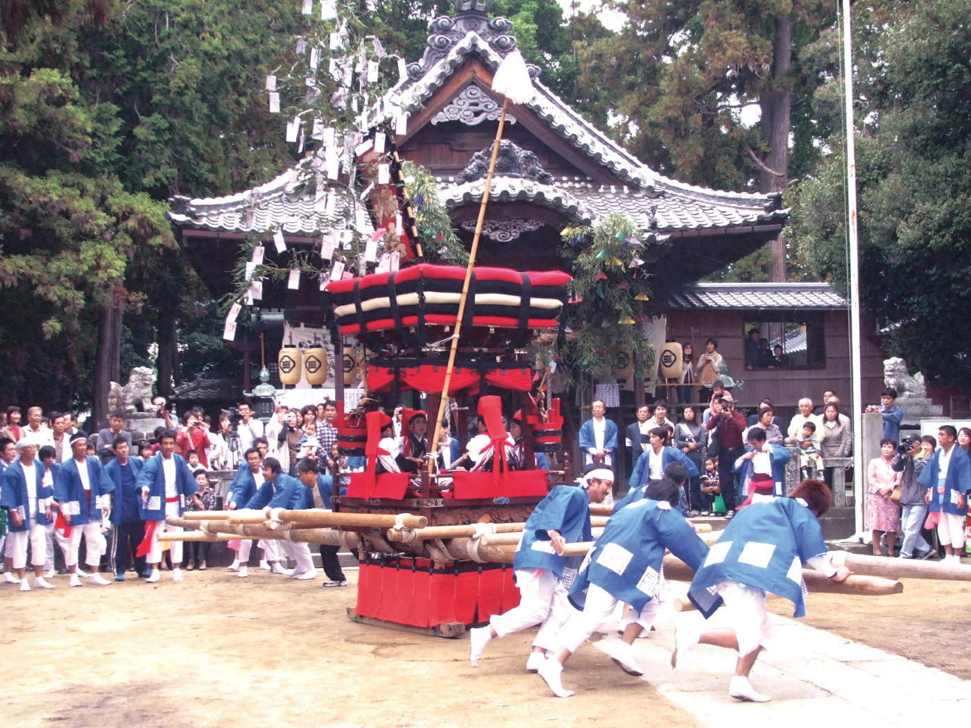 保内の秋祭り、御輿を担いで走る担ぎ手たち